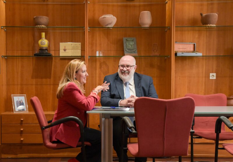 La presidenta del Cabildo de Tenerife, Rosa Dávila (i) y Pedro Afonso (d), presidente de CEOE Tenerife. Imagen cedida