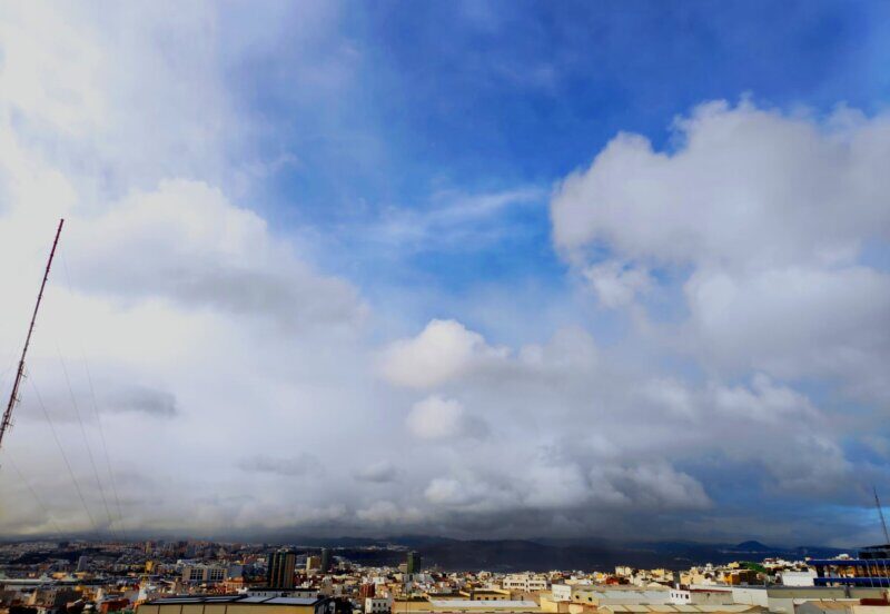 Canarias tendrá hoy un poco de todo: calima, nubes y chubascos