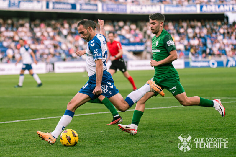 Un vertiginoso arranque del Tenerife, con una aproximación peligrosa al área ilicitana, la contrarrestó inmediatamente el cuadro visitante