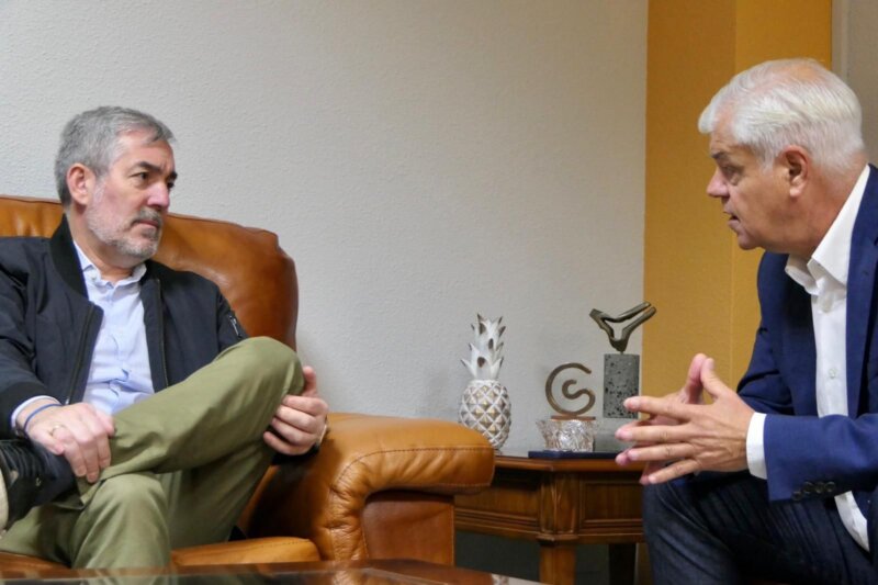 Crisis migratoria en El Hierro: El presidente de Canarias, Fernando Clavijo, y el presidente del Cabildo de El Hierro, Alpidio Armas, en una reunión para analizar la crisis migratoria en la isla. Cabildo de El Hierro / EP