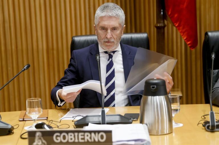 Marlaska pide que Frontex ayude a salvar vidas en la Ruta Canaria