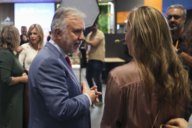 GRAF132. MADRID, 24/01/2024.- El ministro de Política Territorial, Víctor Ángel Torres (i) a su llegada para la inauguración oficial de Fitur 2024 en Ifema, Madrid este miércoles. EFE/Gema García
