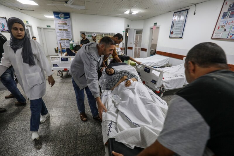 Peligro de cierre médico total en Gaza. Imagen: Una palestina herida en el Hospital Al Najar tras un bombardeo de Israel contra Rafá, en el sur de la Franja de Gaza. Abed Rahim Khatib/dpa - Archivo