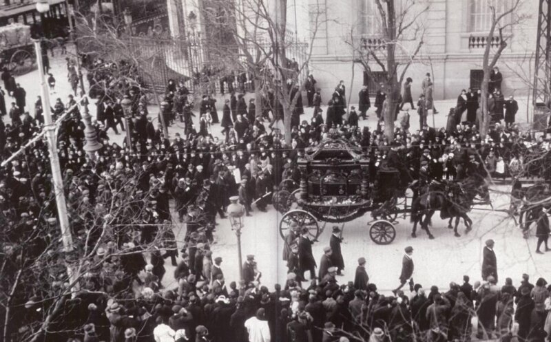 Coche fúnebre con el féretro de Benito Pérez Galdós. Imagen cedida Cabildo de Gran Canaria.