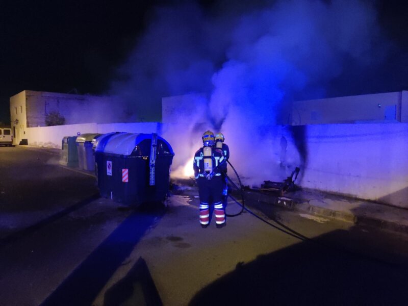 Actuación bomberos en incendio de contenedores. Arrecife, Lanzarote