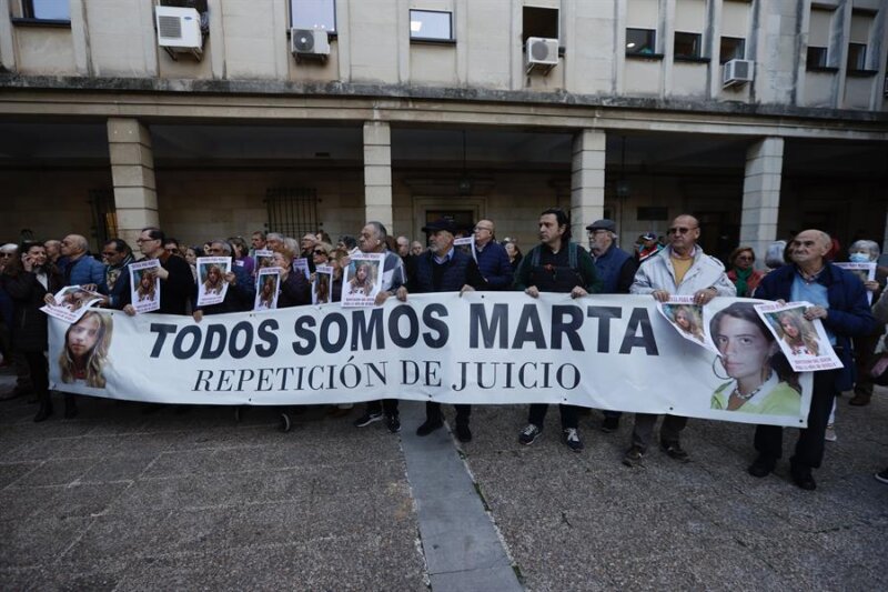 Familiares y amigos de la joven sevillana Marta del Castillo que fue asesinada el 24 de enero de 2009, cuando tenía 17 años, un crimen por el que Miguel Carcaño, que había sido su novio, cumple una condena de 21 años de cárcel, se concentran este miércoles ante las puertas de la Audiencia de Sevilla para recordar a la joven y reclamar que continúe la investigación para lograr encontrar su cuerpo cuando se cumple 15 años de este suceso. EFE/José Manuel Vidal