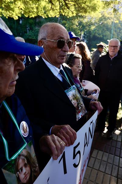 José Antonio Casanueva (2i), abuelo de la joven sevillana Marta del Castillo que fue asesinada el 24 de enero de 2009, cuando tenía 17 años, un crimen por el que Miguel Carcaño, que había sido su novio, cumple una condena de 21 años de cárcel, sostiene una de las pancartas durante la concentración que han realizado este miércoles ante las puertas de la Audiencia de Sevilla para recordar a la joven y reclamar que continúe la investigación para lograr encontrar su cuerpo cuando se cumple 15 años de este suceso. EFE/José Manuel Vidal