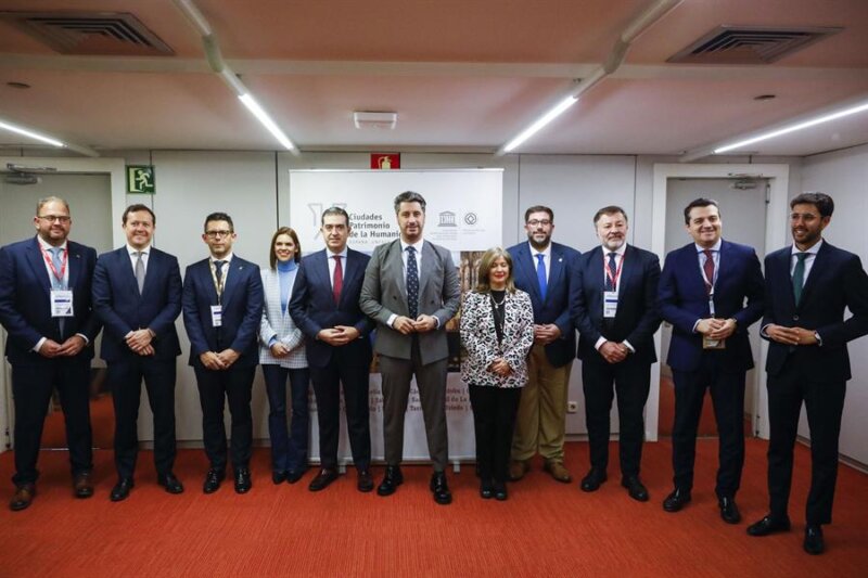 Foto de familia del presidente del grupo de "Ciudades Patrimonio" de España y alcalde de La Laguna, Luís Yeray Gutiérrez (c),junto a los asistentes a la Asamblea de Ciudades Patrimonio de la Humanidad, celebrada en el marco de la Feria Internacional de Turismo "Fitur 2024", este jueves en Madrid. EFE/David Fernández