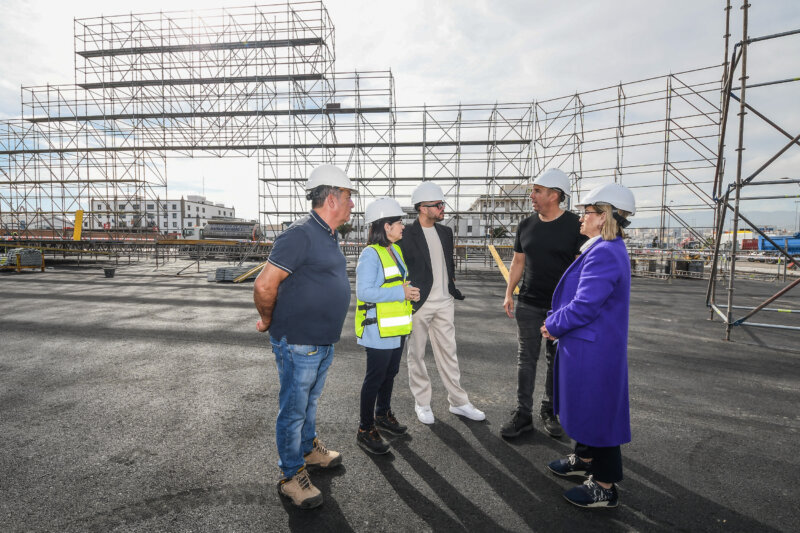 Carolina Darias supervisa los trabajos del montaje del escenario del Carnaval 