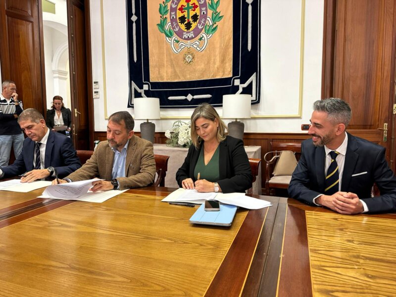 Imagen de la firma del acuerdo entre RTVC y Ayuntamiento de Santa Cruz de Tenerife para el carnaval 2024
