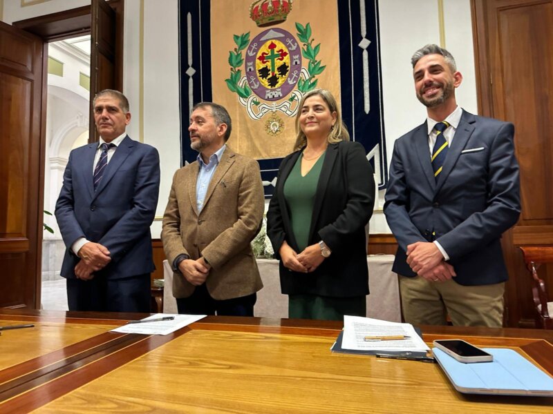 Imagen de la firma del acuerdo entre RTVC y Ayuntamiento de Santa Cruz de Tenerife para el carnaval 2024. Foto RTVC