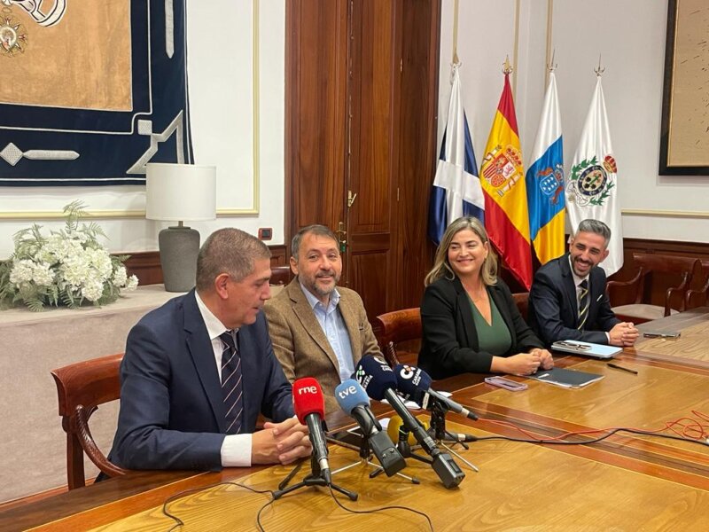 Imagen de la firma del acuerdo entre RTVC y Ayuntamiento de Santa Cruz de Tenerife para el carnaval 2024