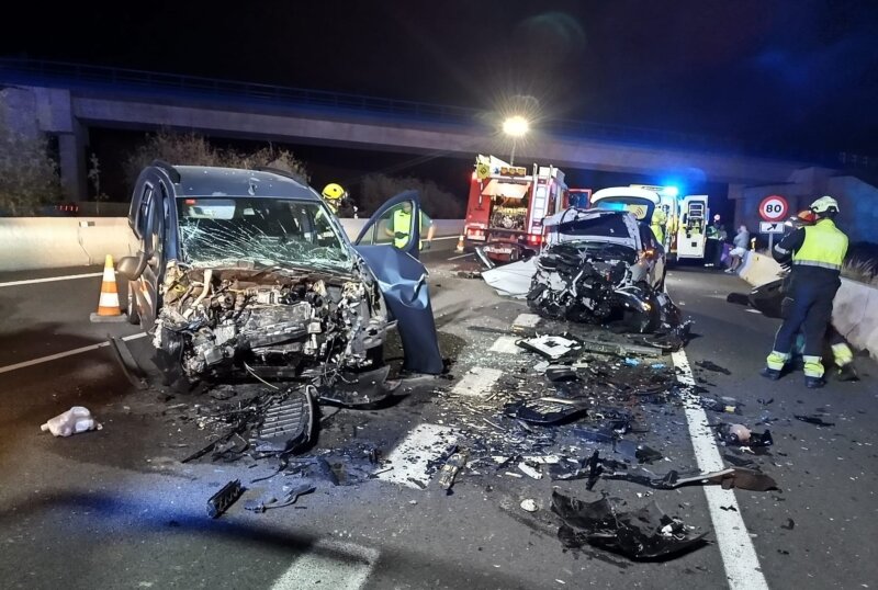 Accidente de tráfico ocurrido esta madrugada en la TF-1 a la altura de Adeje (Tenerife) / Bomberos de Tenerife 