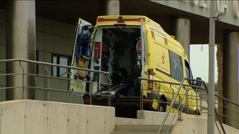 Dos personas heridas, una de ellas grave, en la colisión de vehículo con un árbol en Granadilla