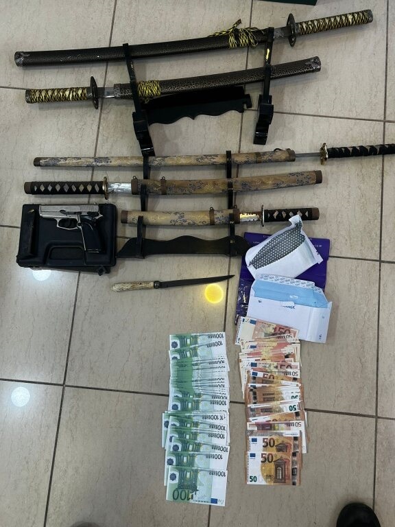 Catanas y dinero falsificado en la intervención de la Policía Local en Arrecife. Imagen Europa Press / POLICÍA LOCAL DE ARRECIFE 