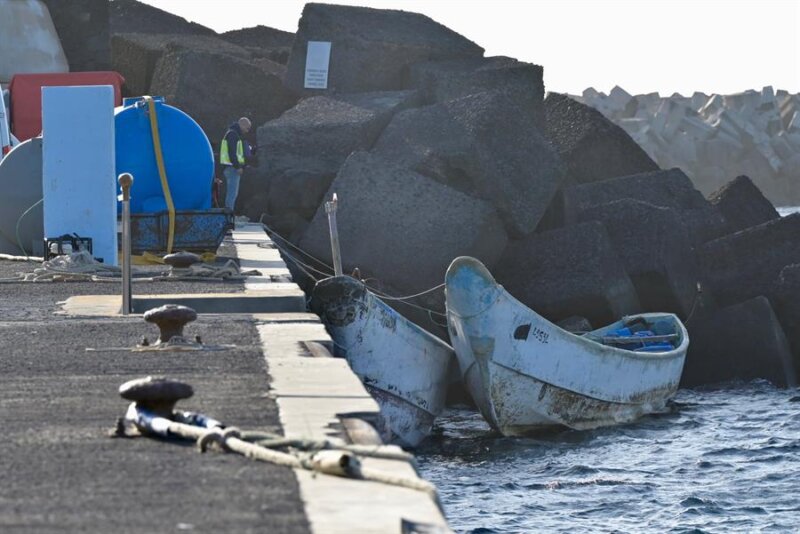 Un cayuco con 38 hombres y una mujer ha llegado este lunes al puerto de La Restinga, en el sur de El Hierro. EFE/Gelmert Finol
