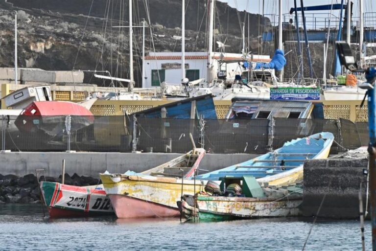 Dos migrantes fallecen en uno de los cayucos que han llegado este viernes a El Hierro