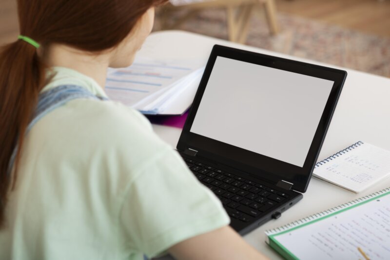 Una menor con ordenador. Imagen de recurso Freepik