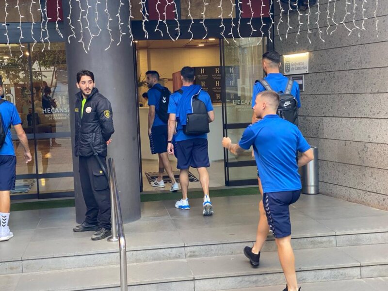 Llegada de los jugadores del CD Tenerife al Hotel Escuela en Santa Cruz de Tenerife. RTVC.