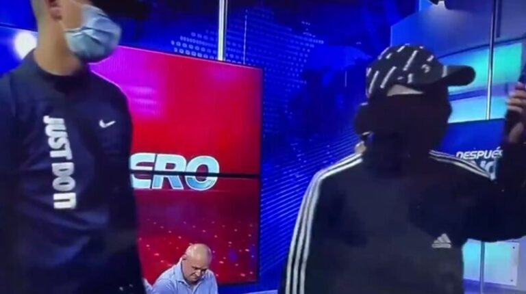 Encapuchados armados toman las instalaciones de una televisión de Ecuador