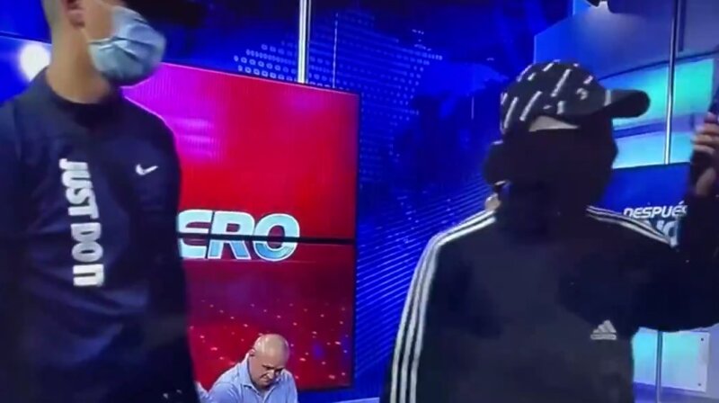 Encapuchados armados toman las instalaciones de una televisión de Ecuador