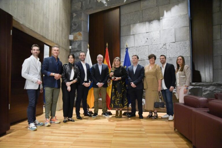 Fernando Clavijo recibe al equipo de Gente Maravillosa, Premio Iris al Mejor Programa Autonómico