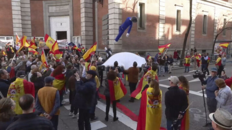 Miles de personas se congregan este domingo en Madrid para protestar contra la ley de amnistía