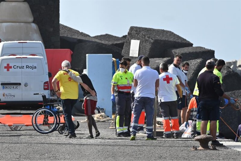 Asisten a los migrantes que han llegado este viernes a El Hierro. Imagen EFE