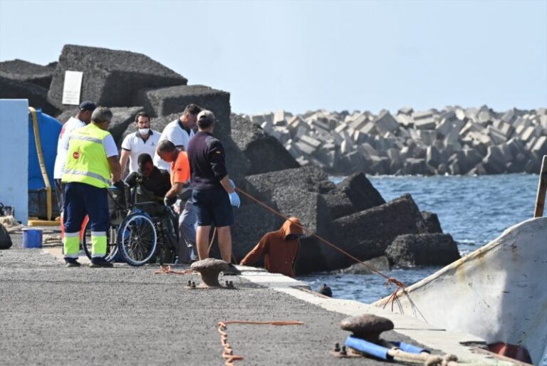 Llegan más de 300 migrantes a El Hierro y Gran Canaria