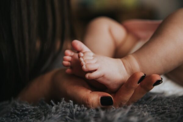 Las mujeres cuidan de los hijos el doble que los hombres