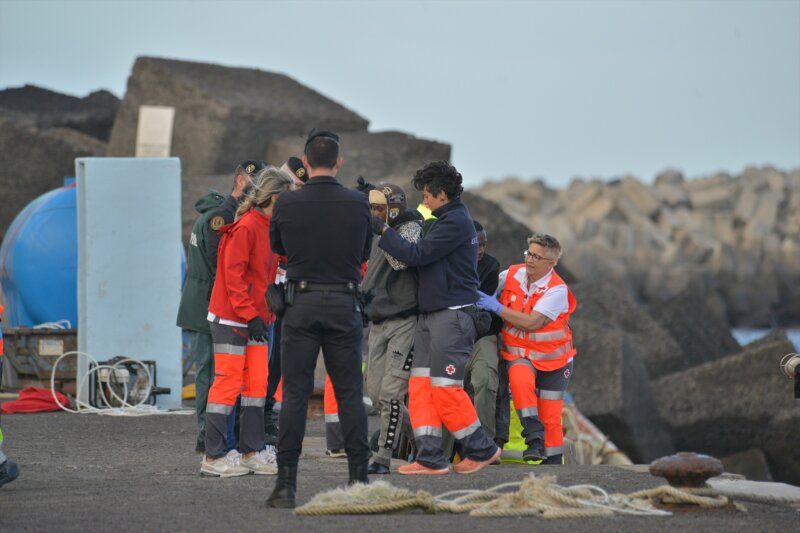 Llega un cayuco con 12 personas a El Hierro