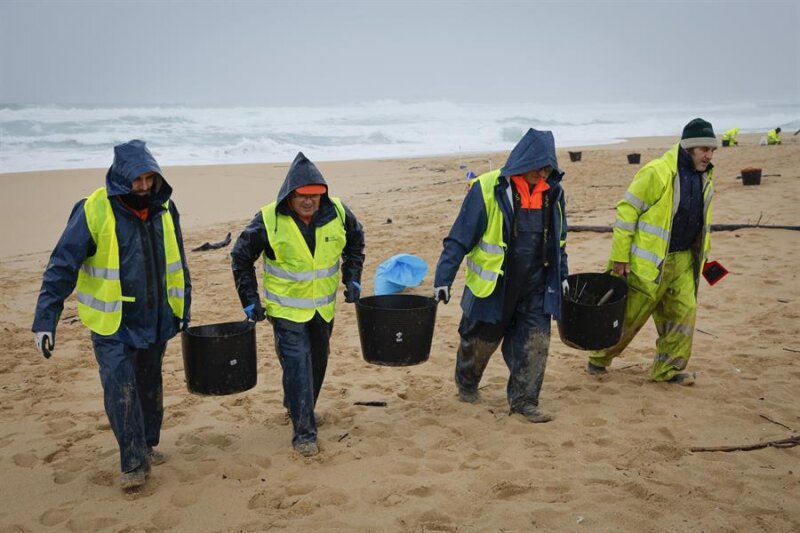 RIBEIRA (A CORUÑA), 09/01/2024.- Operarios de empresas contratadas por la Xunta retiran los pellets o bolitas para fabricar plástico que aparecen en las playas gallegas y de Asturias, tras la caída de un contenedor de un barco el pasado diciembre, esta mañana en la playa de O Vilar, en el parque natural de Corrubedo, A Coruña. EFE/Lavandeira jr