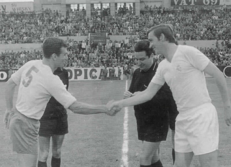 Del Estadio Insular al Estadio de Gran Canaria. Saludo entre los capitanes, Tonono y Zoco, en partido de Copa