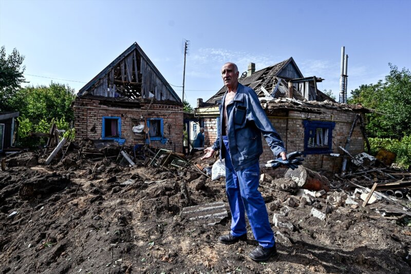 Un hombre junto a su vivienda, alcanzada por un ataque con artillería por parte de Rusia, en la ciudad de Kushuhum, en Zaporiyia, Ucrania (archivo). Imagen Ukrinform/Dpa 