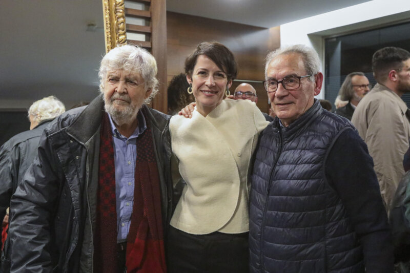 SANTIAGO DE COMPOSTELA, 09/02/2024.- La candidata del BNG Ana Pontón (c) posa con Xosé Manuel Beiras (i), portavoz nacional de Anova, y con el expolítico Camilo Nogueira durante el acto electoral que el BNG celebra hoy viernes en Santiago con motivo de la campaña electoral gallega. EFE/ Xoán Rey
