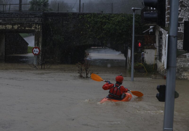 IRURA (GIPUZKOA) (ESPAÑA), 27/02/2024.- Un piraguista practica su deporte en una carretera anegada por el río Oria a su paso por la localidad guipuzcoana de Irura. Los cielos en el País Vasco estarán este lunes muy nubosos con precipitaciones débiles a moderadas y persistentes; la cota de nieve se situará en torno a los 700 metros aunque en Álava podría bajar hasta los 500; los vientos serán flojos a moderados del norte-noroeste, y las temperaturas no sufrirán cambios. EFE/Juan Herrero.