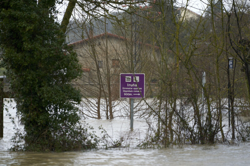 VITORIA, 27/02/2024.-Imagen del río Zadorra desbordado donde ha provocado el corte de la carretera A-3302 en Vitoria, intensas lluvias caídas en el País Vasco en las últimas horas están causando desbordamientos de ríos, que afectan principalmente a Vitoria, así como balsas de agua en carreteras de toda la comunidad. En el sur de la capital alavesa, el río Batan se encuentra desbordado, lo que ha provocado el corte de las calles Alava y Salbatierrabide por inundación. EFE / L. Rico