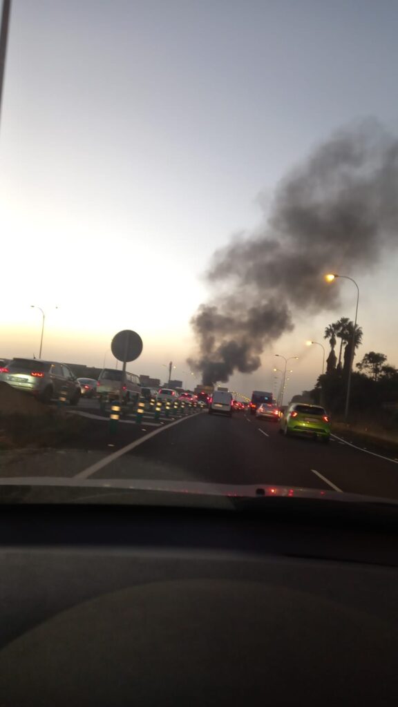 Arde un camión en la TF5 y provoca importantes retenciones
