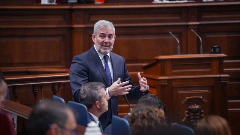 Clavijo pide agilizar los cambios legislativos para el reparto de menores migrantes