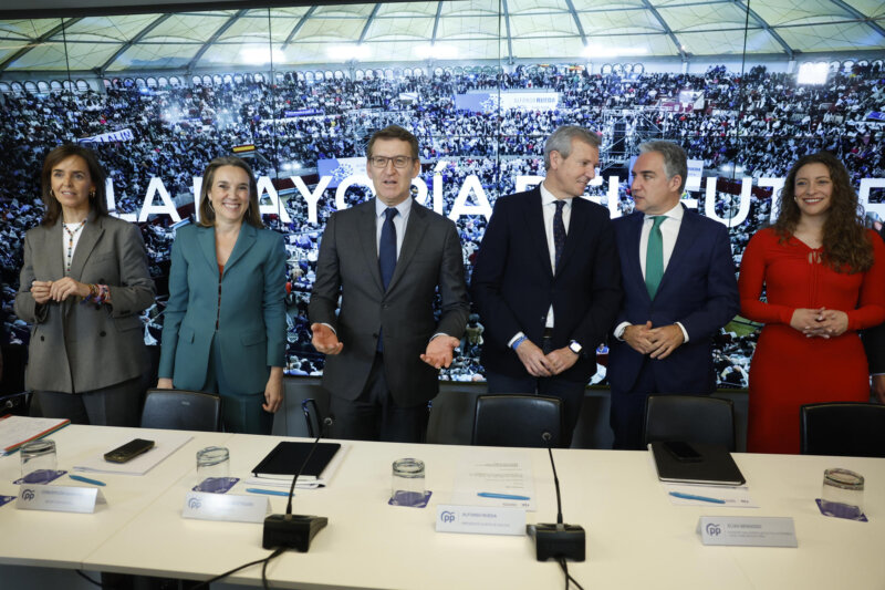 MADRID, 20/02/2024.- El líder del Partido Popular, Alberto Núñez Feijóo (3i), junto al vicesecretario de Coordinación Autonómica y Local y Análisis Electoral, Elías Bendodo (2d); el presidente del PP en Galicia, Alfonso Rueda (3d) y la secretaria general del partido, Cuca Gamarra (2i), entre otros, durante la reunión del Comité Ejecutivo Nacional del PP que se celebra, este martes, en la sede del partido en la calle Génova en Madrid, para analizae los resultados de las elecciones de Galicia. EFE/ Mariscal