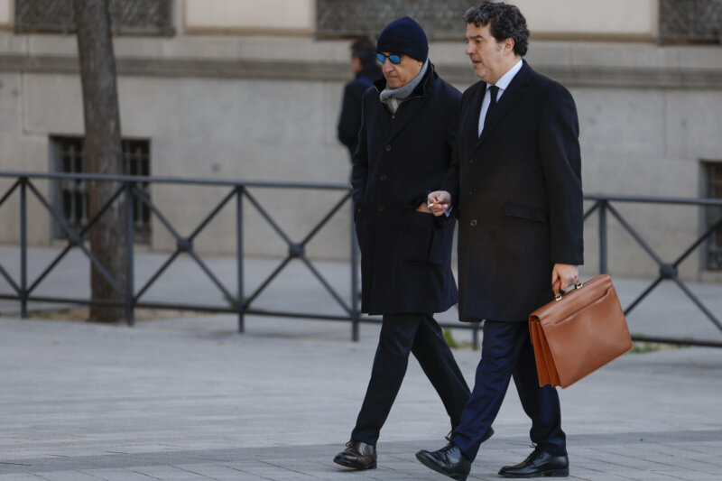 MADRID, 28/02/2024.- El empresario Juan Carlos Cueto (i) a su llegada a la Audiencia Nacional en Madrid para comparecer ante el juez, este miércoles. El juez del caso Koldo, Ismael Moreno, interroga como imputado al empresario Juan Carlos Cueto, uno de los principales investigados en esta trama de corrupción de cobro de comisiones ilegales derivadas de la compra de mascarillas que afecta a un exasesor del exministro José Luis Ábalos. EFE/ Javier Lizón