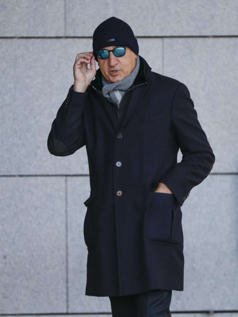 MADRID, 28/02/2024.- El empresario Juan Carlos Cueto a su llegada a la Audiencia Nacional en Madrid para comparecer ante el juez, este miércoles. El juez del caso Koldo, Ismael Moreno, interroga como imputado al empresario Juan Carlos Cueto, uno de los principales investigados en esta trama de corrupción de cobro de comisiones ilegales derivadas de la compra de mascarillas que afecta a un exasesor del exministro José Luis Ábalos. EFE/ Javier Lizón