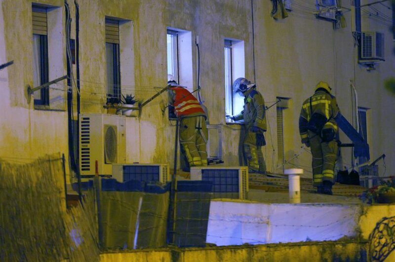 Hallan tres cuerpos bajo los escombros del edificio derrumbado en Badalona