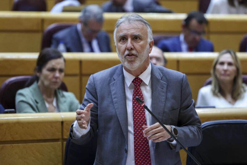 El Gobierno estudia cómo trasladar menores desde Canarias a la Península