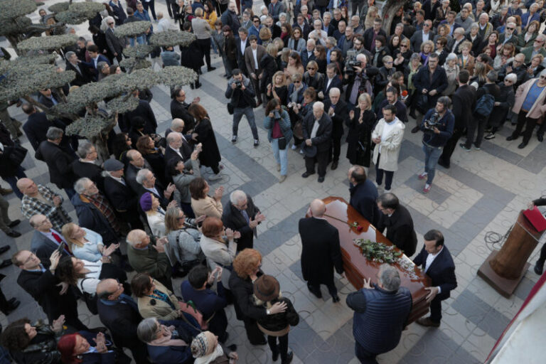 El adiós a un sabio de la cultura. Fernando Delgado es enterrado en Valencia