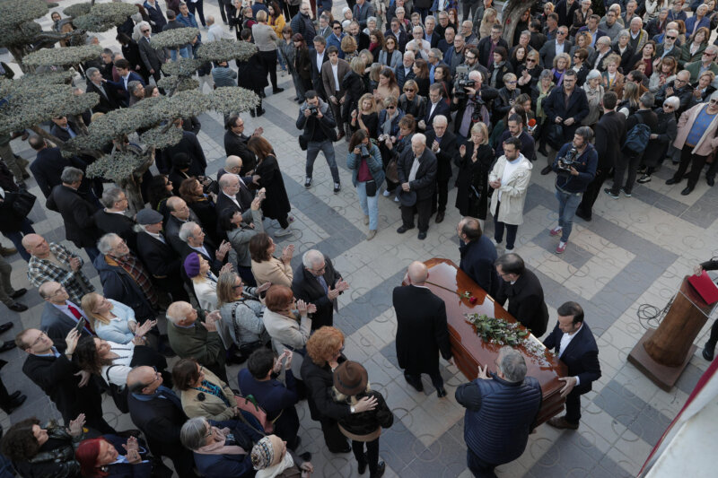 GRAFCVA8417. FAURA (VALENCIA), 19/02/2024.- Familiares y amigos aguardan junto al féretro del periodista, escritor y exdiputado Fernando Delgado, que ha fallecido a los 77 años de edad, durante la ceremonia de despedida realizada a las puertas del Ayuntamiento. EFE/Manuel Bruque