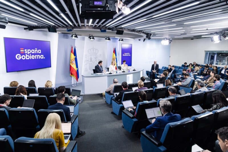 (I-D) El ministro de Transportes y Movilidad Sostenible, Óscar Puente; la ministra Portavoz y ministra de Educación, Formación Profesional y Deporte, Pilar Alegría y la ministra de Vivienda y Agenda Urbana, Isabel Rodríguez, durante una rueda de prensa posterior a la reunión del Consejo de Ministros, en el Palacio de la Moncloa, a 13 de febrero de 2024, en Madrid (España). / Europa Press