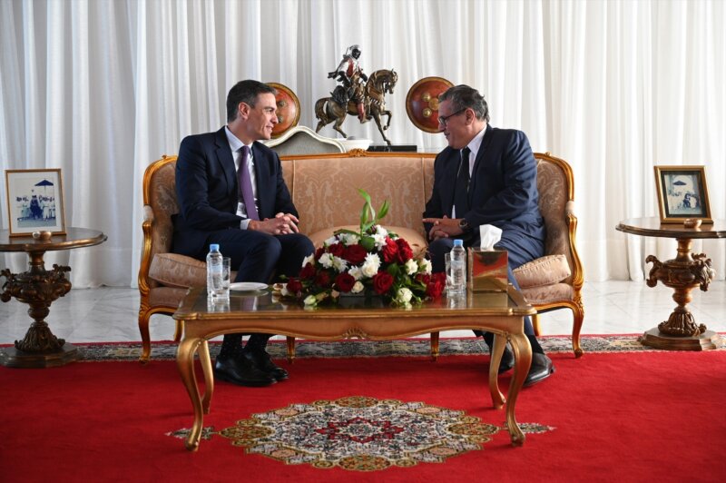 El presidente del Gobierno español, Pedro Sánchez (i), se reúne con el presidente del Ejecutivo marroquí, Aziz Ajanuch (d), en su primer viaje oficial de esta legislatura a Marruecos, a 21 de febrero de 2024, en Rabat (Marruecos). El viaje de Sánchez se produce más de un año después de la Reunión de Alto Nivel (RAN) con Marruecos, que sirvió para consolidar la nueva etapa en la relación iniciada tras el respaldo al plan de autonomía marroquí para el Sáhara en marzo de 2022. Se espera que incluya un encuentro con el rey Mohamed VI dado que había una invitación pendiente por parte del monarca alauí.
