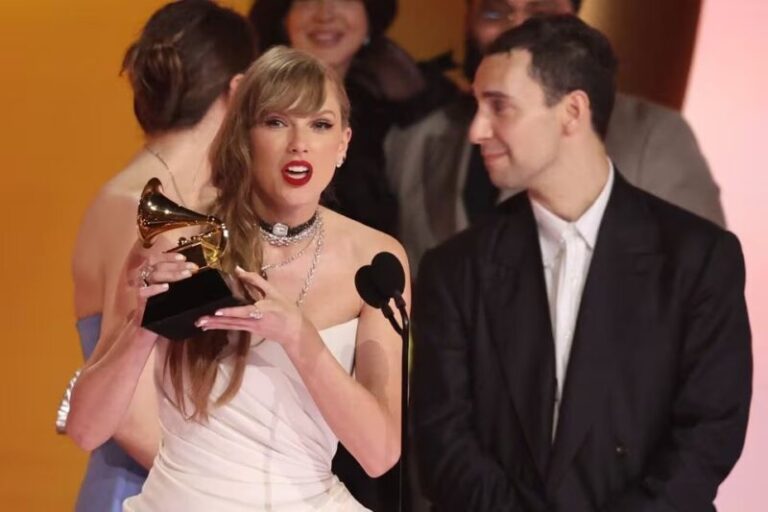 Taylor Swift hace historia en los Grammy al ganar el cuarto álbum del año