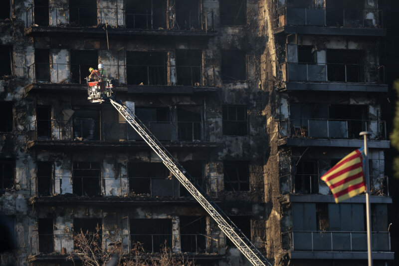 VALENCIA, 23/02/2024.- Los bomberos continúan trabajando este viernes tras el fulminante y devastador incendio en un edificio de viviendas de catorce plantas en València, que se ha propagado a otro anexo, y ha causado cuatro muertos y se busca a otras diecinueve personas que están desaparecidas y a quienes sus familiares no han logrado localizar desde que comenzó el fuego. EFE/Biel Aliño